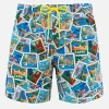 Mittellange Gustavia-Badeshorts für Herren mit Postkarten-Mix-Print | ALESSANDRO ENRIQUEZ SONDERAUSGABE