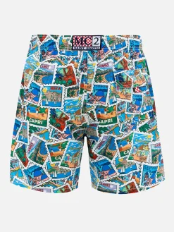 Mittellange Gustavia-Badeshorts für Herren mit Postkarten-Mix-Print | ALESSANDRO ENRIQUEZ SONDERAUSGABE
