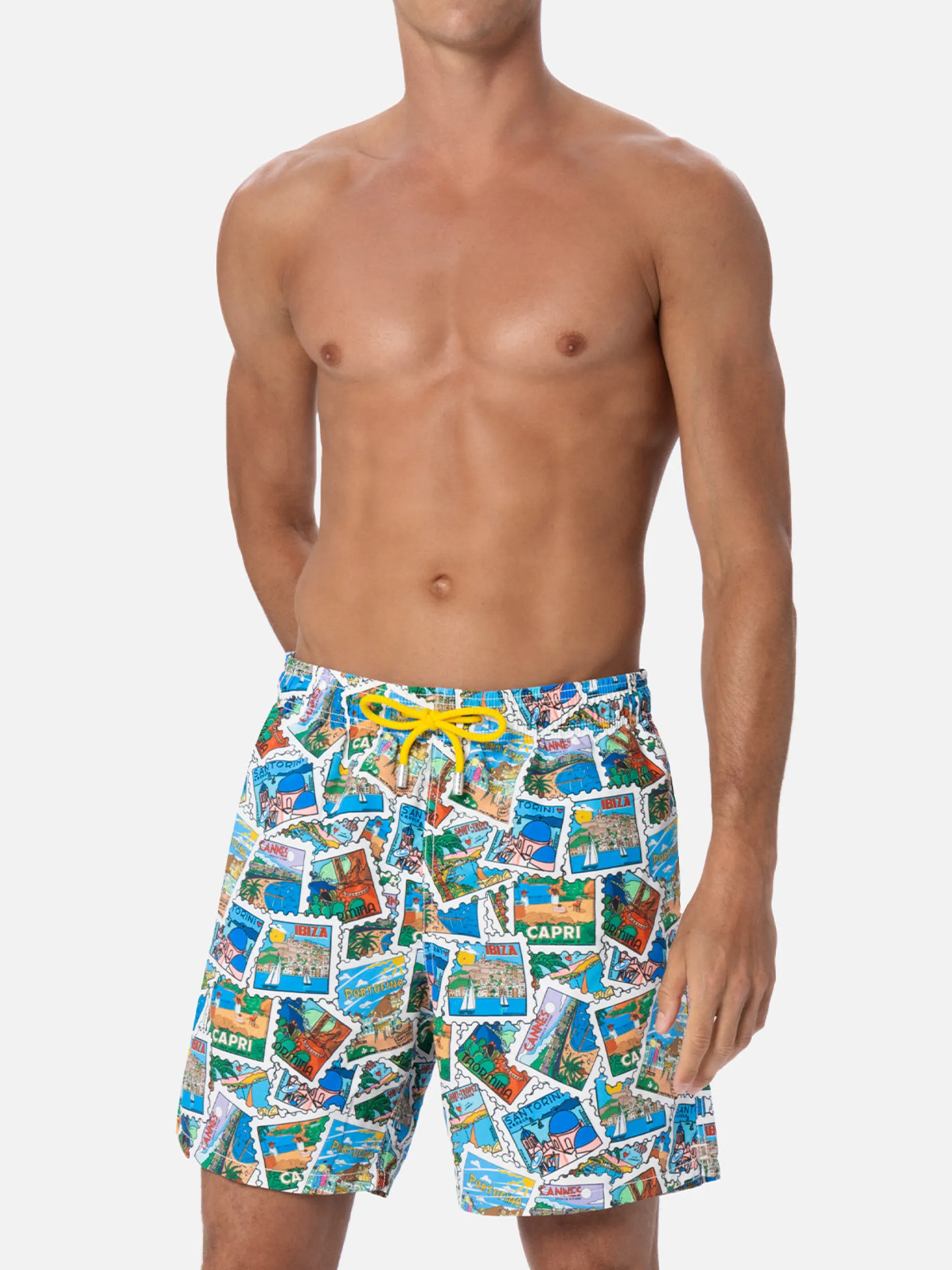 Mittellange Gustavia-Badeshorts für Herren mit Postkarten-Mix-Print | ALESSANDRO ENRIQUEZ SONDERAUSGABE