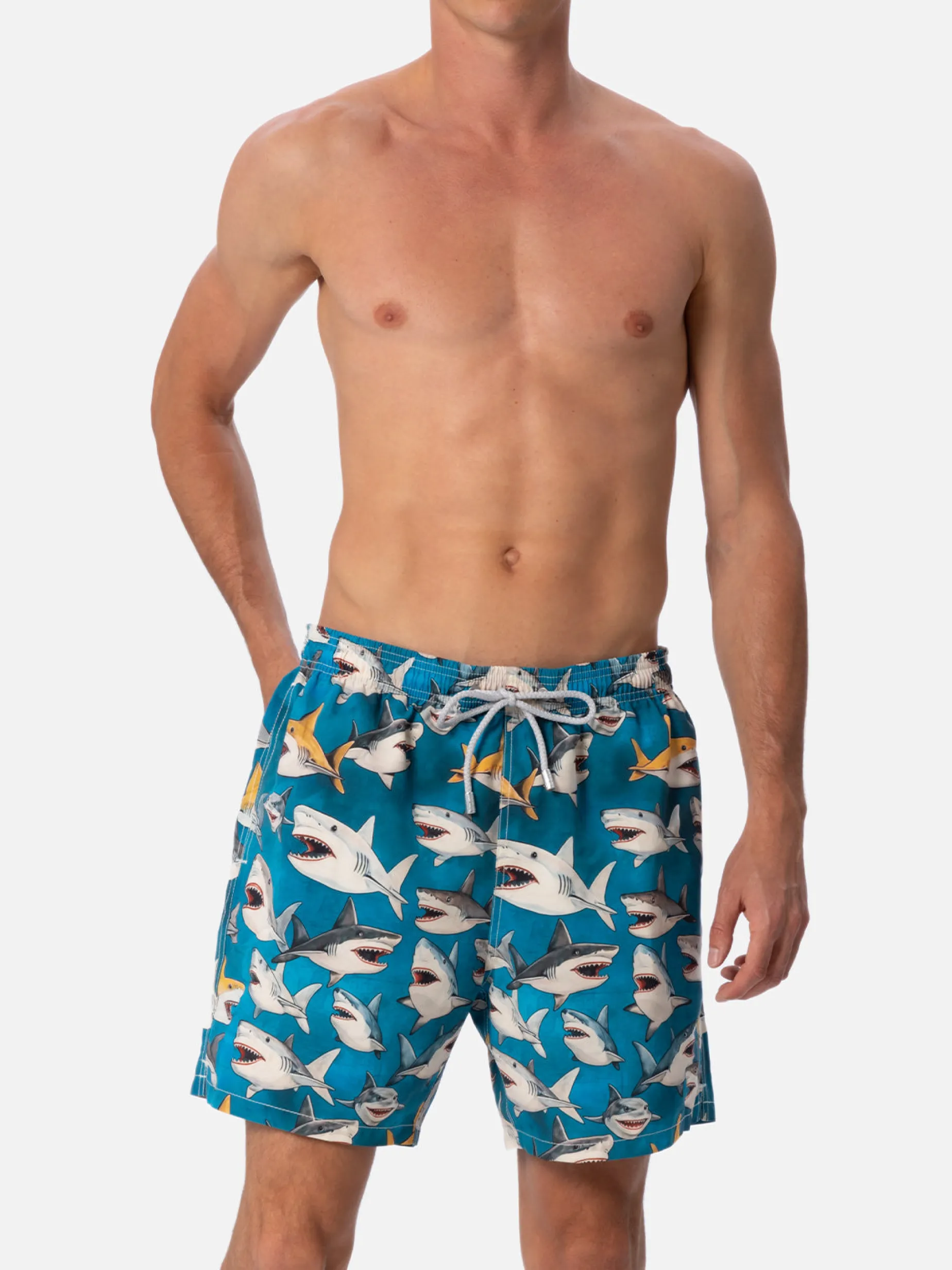 Mittellange Gustavia-Badeshorts für Herren mit Hai-Print | AI CO-CREATED DESIGN BY RICKDICK - POWERED BY RED-EYE