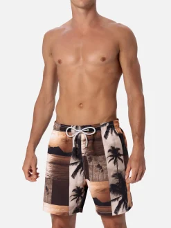 Mittellange Gustavia-Badeshorts für Herren mit Foto-Sonnenuntergang-Print | AI CO-CREATED DESIGN BY RICKDICK - POWERED BY RED-EYE