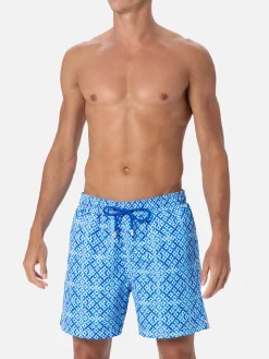 Mittellange Gustavia-Badeshorts für Herren mit geometrischem Majolika-Print