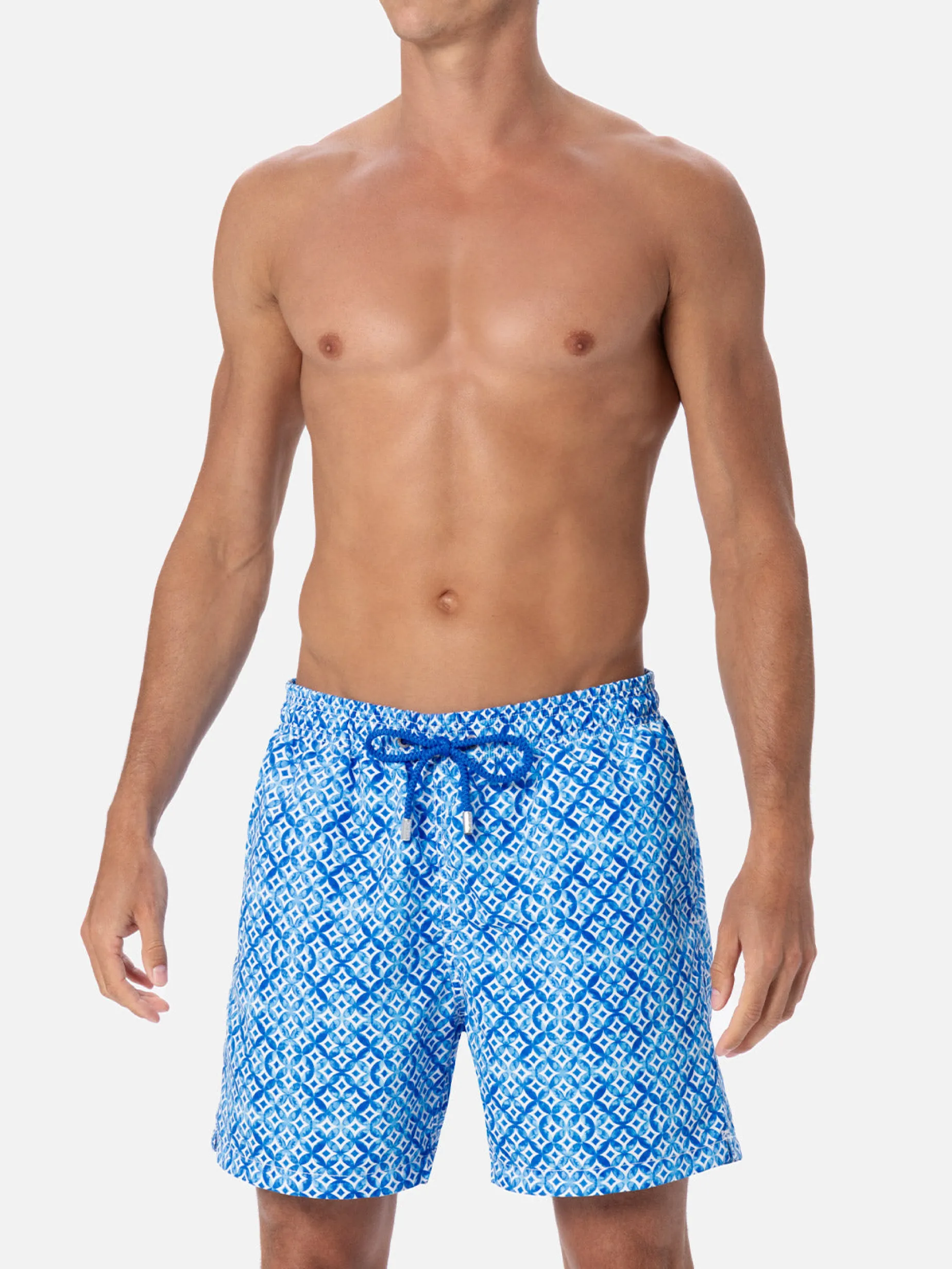 Mittellange Gustavia-Badeshorts für Herren mit geometrischem Majolika-Print