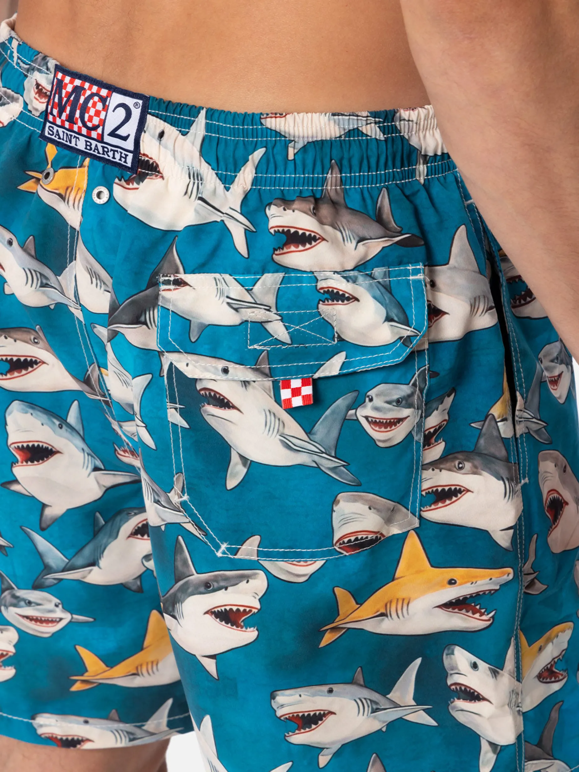 Mittellange Gustavia-Badeshorts für Herren mit Hai-Print | AI CO-CREATED DESIGN BY RICKDICK - POWERED BY RED-EYE