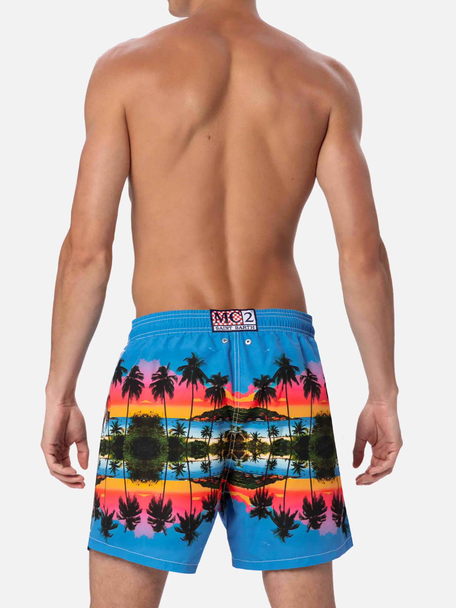 Mittellange Gustavia-Badeshorts für Herren mit Palmen-Landschaftsdruck | AI CO-CREATED DESIGN BY RICKDICK - POWERED BY RED-EYE