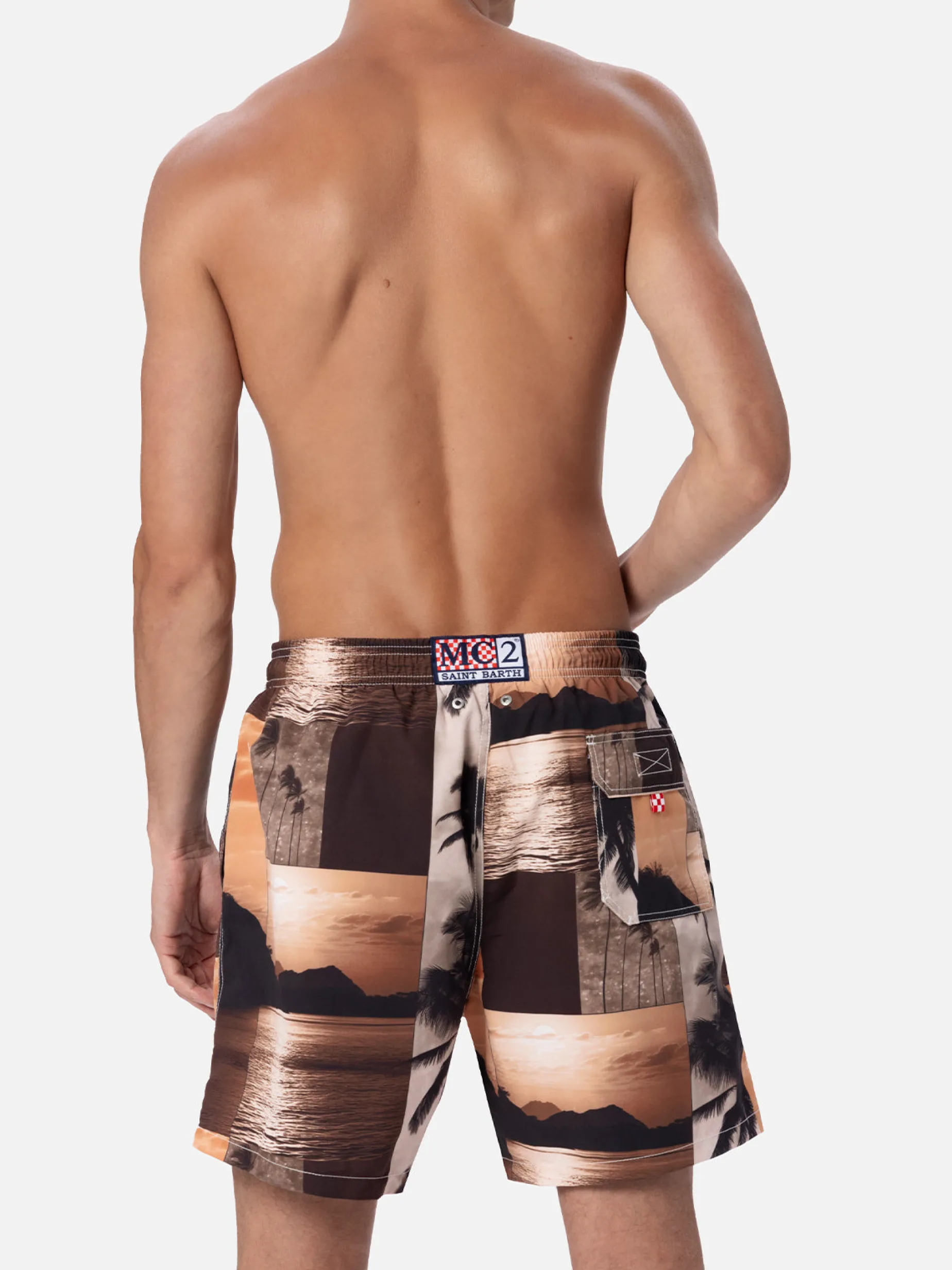Mittellange Gustavia-Badeshorts für Herren mit Foto-Sonnenuntergang-Print | AI CO-CREATED DESIGN BY RICKDICK - POWERED BY RED-EYE