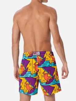 Mittellange Gustavia-Badeshorts für Herren mit platziertem Keith-Haring-Design | KEITH HARING SONDERAUSGABE