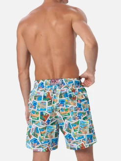 Mittellange Gustavia-Badeshorts für Herren mit Postkarten-Mix-Print | ALESSANDRO ENRIQUEZ SONDERAUSGABE