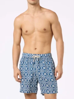 Mittellange Herren-Badeshorts Gustavia aus Leinen mit Majolika-Print