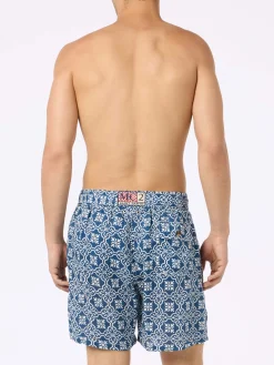Mittellange Herren-Badeshorts Gustavia aus Leinen mit Majolika-Print