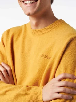 Ockergelber Herrenpullover mit Rundhalsausschnitt und St. Barth-Stickerei