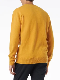 Ockergelber Herrenpullover mit Rundhalsausschnitt und St. Barth-Stickerei