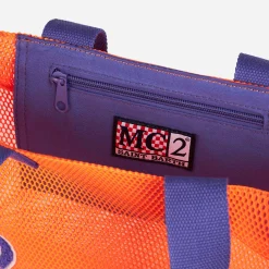 Orangefarbene Einkaufstasche aus Mesh mit Frottee-Stickerei vorne