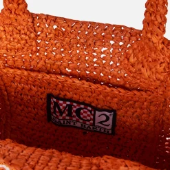 Orangefarbene Mini-Vanity-Basttasche mit Stickerei vorne