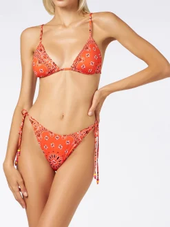 Orangefarbener Damen-Triangel-Bikini mit Bandana-Print