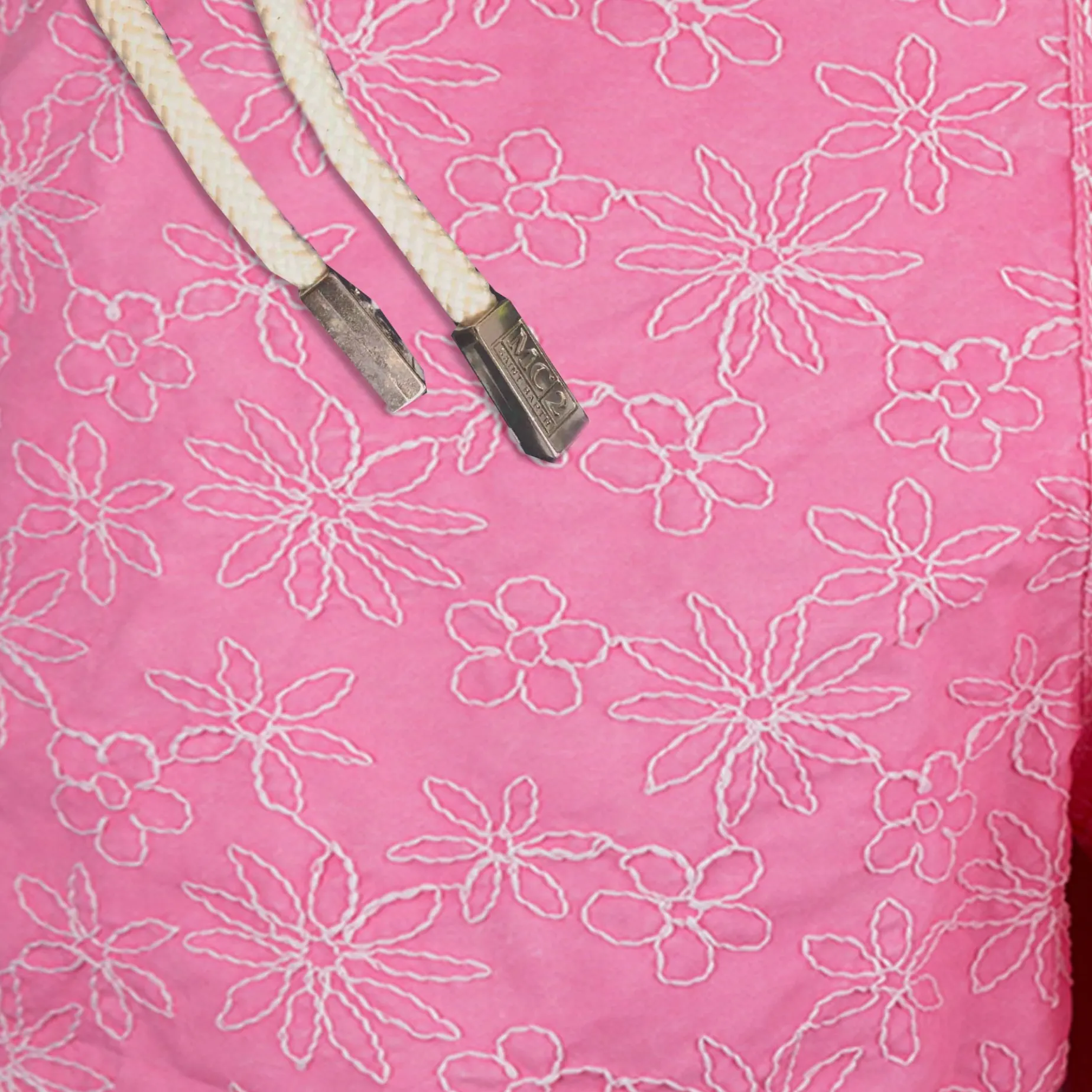 Rosa bestickte Badeshorts