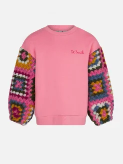 Rosa Mädchenpullover mit Häkelärmeln