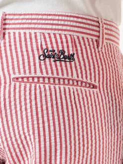 Rot gestreifte Bermudashorts