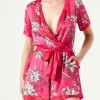 Roter kurzer Overall mit weißem Blumendruck