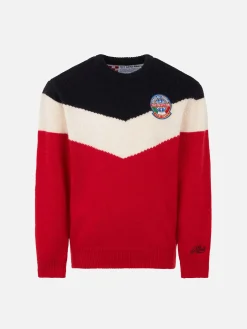 Roter und blauer Jungenpullover mit Aufnäher