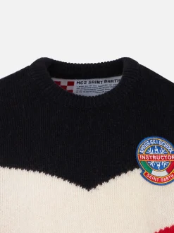 Roter und blauer Jungenpullover mit Aufnäher