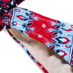 Roter und blauer Mädchenbikini mit Zigeunermuster
