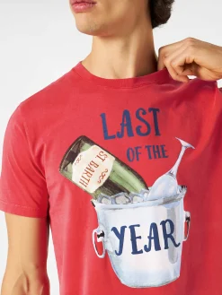 Rotes T-Shirt mit „Last Year“-Print