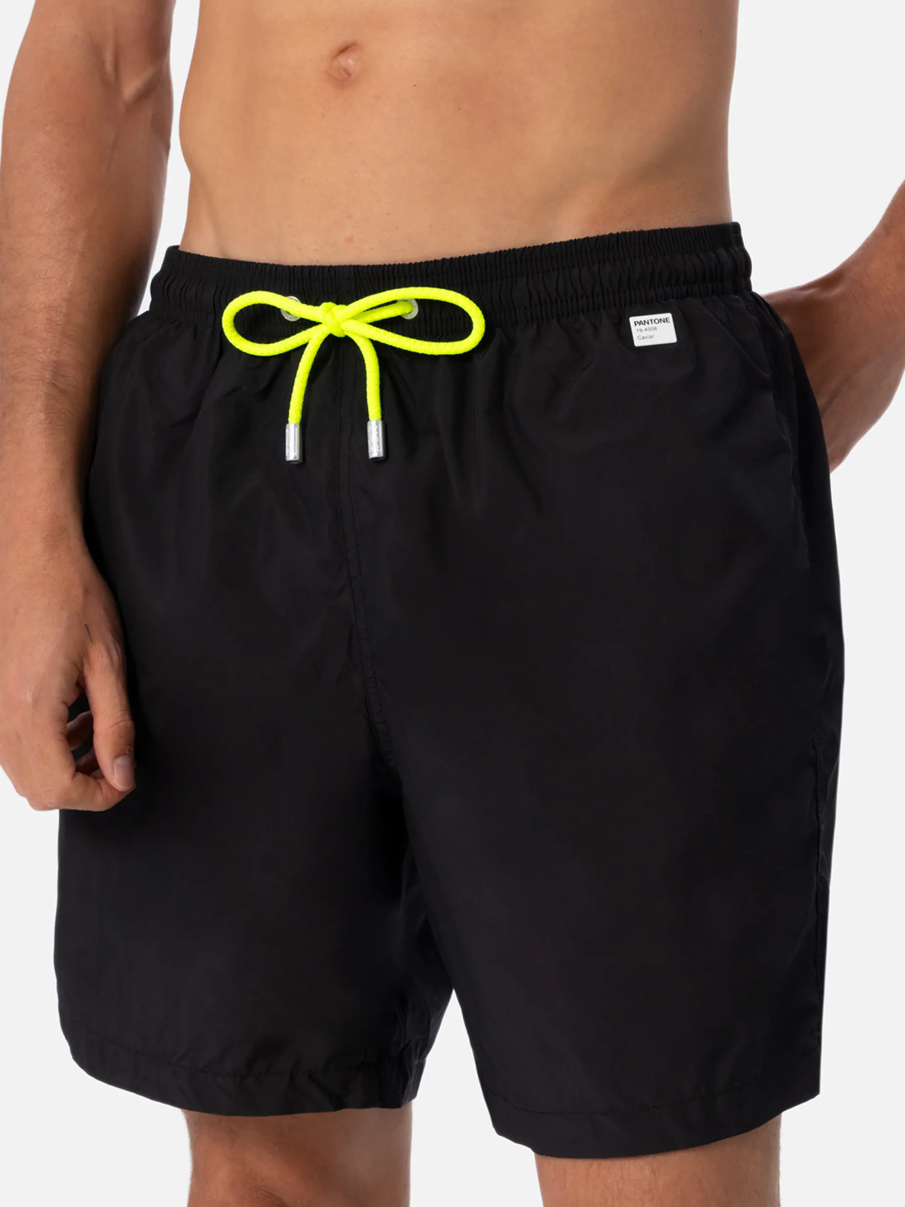 Schwarze Herren-Badeshorts aus leichtem Stoff Lighting Pantone | PANTONE-SONDERAUSGABE