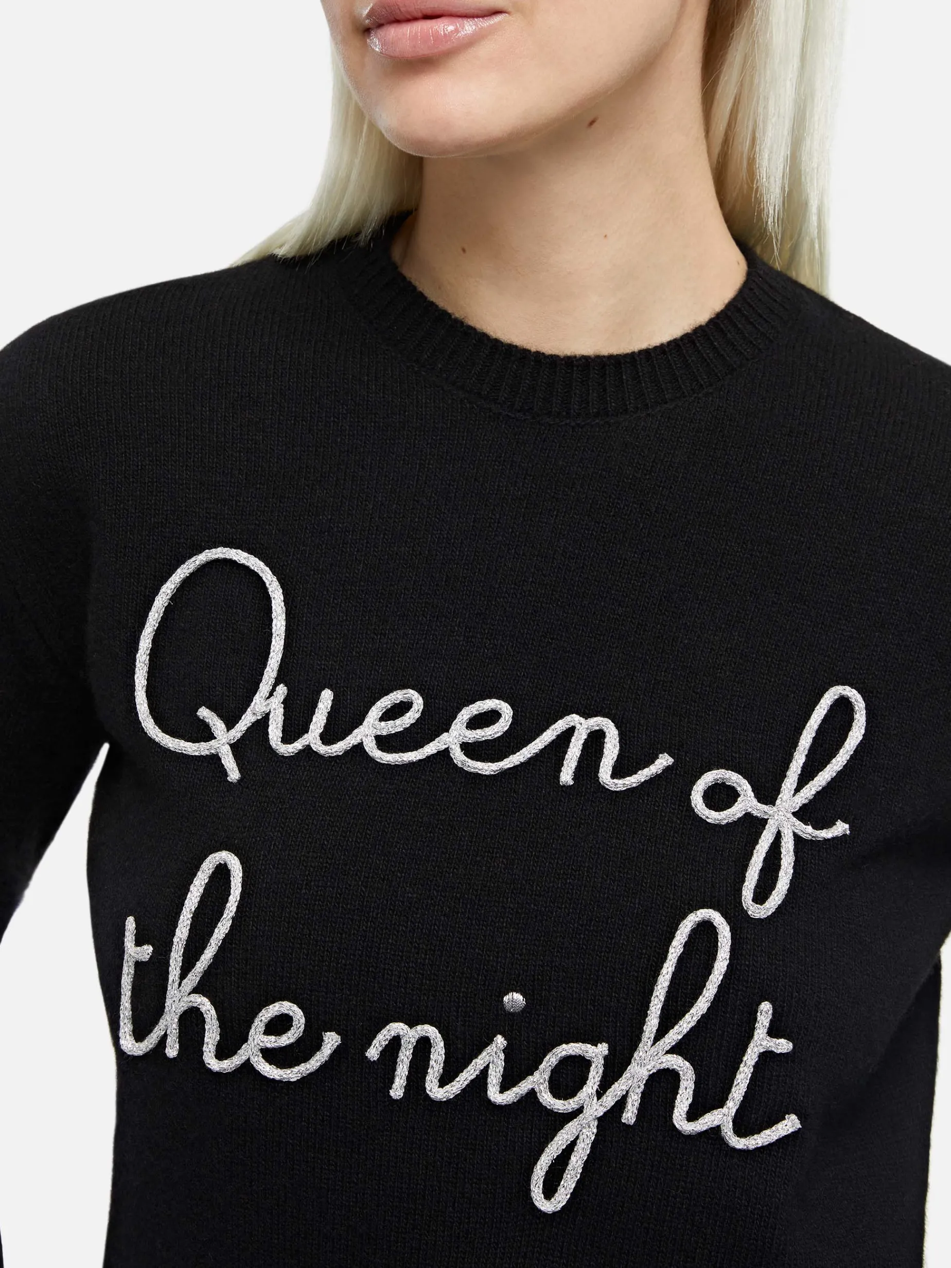 Schwarzer Damenpullover New Queen mit Stickerei „Königin der Nacht“