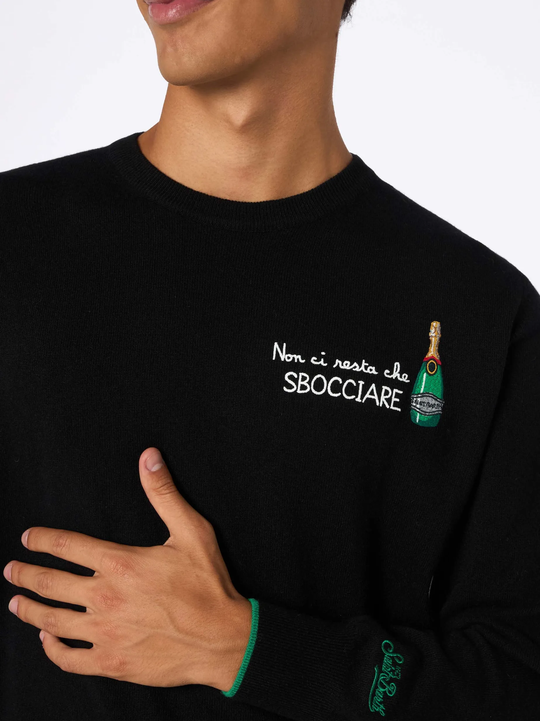 Schwarzer Herrenpullover Heron mit Stickerei „Non ci resta che sbocciare“.