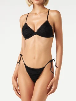 Schwarzer Triangel-Bikini mit schwarzem, glänzendem Tüll umwickelt