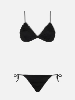 Schwarzer Triangel-Bikini mit schwarzem, glänzendem Tüll umwickelt