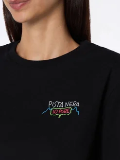 Schwarzes Damen-T-Shirt Emilie aus schwerer Baumwolle mit „Pista nera io pure“-Stickerei | INSULTI LUMINOSI SPECIAL EDITION