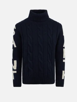 Schwerer blauer Rollkragenpullover mit geflochtenem Kragen für Jungen