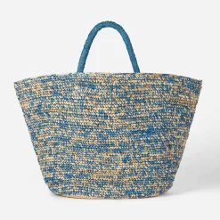Tasche aus Bast in Blau und Weiß mit Stickerei vorne