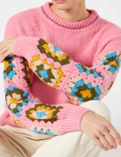 Ultraweicher Damenpullover mit Rundhalsausschnitt und handgefertigten Häkelärmeln
