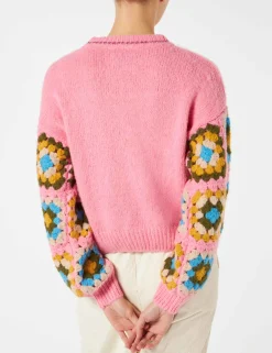 Ultraweicher Damenpullover mit Rundhalsausschnitt und handgefertigten Häkelärmeln