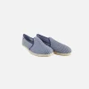 Weiß und blau gestreifte Segeltuchschuhe