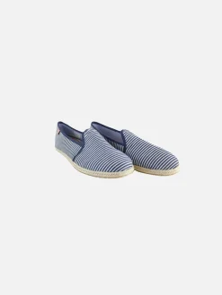 Weiß und blau gestreifte Segeltuchschuhe