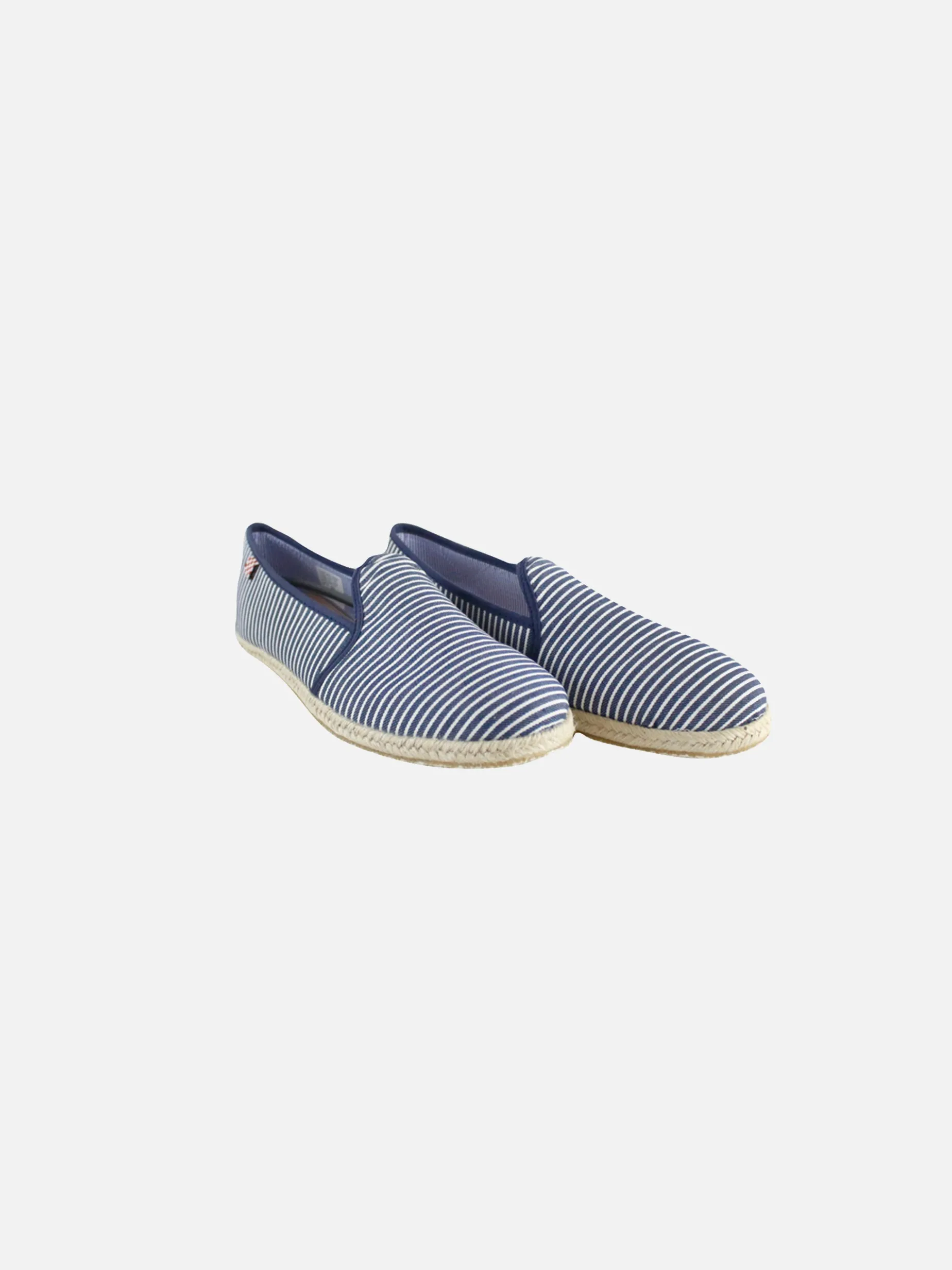 Weiß und blau gestreifte Segeltuchschuhe