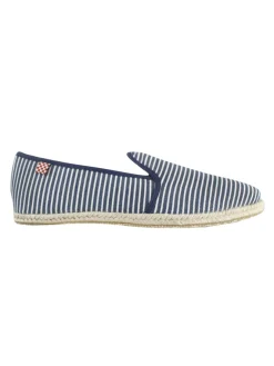 Weiß und blau gestreifte Segeltuchschuhe