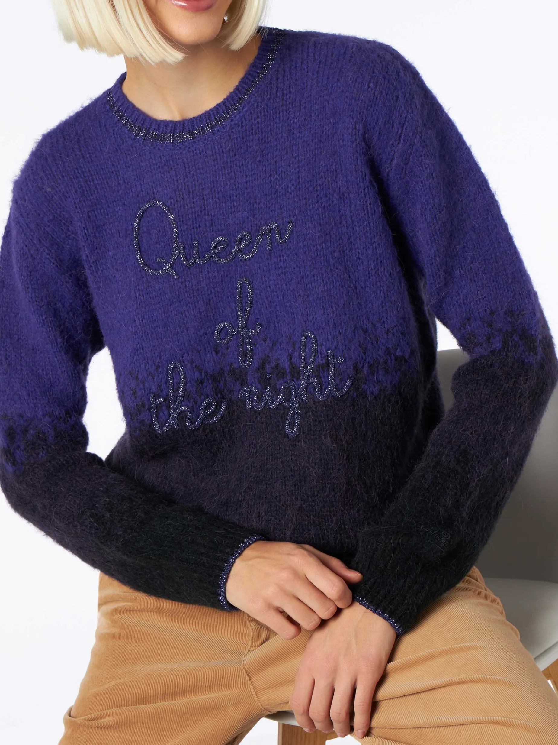 Weicher Damenpullover mit Rundhalsausschnitt und „Queen of the Night“-Stickerei