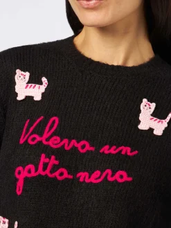 Weicher Damenpullover mit Rundhalsausschnitt, gehäkeltem Katzenaufnäher und Volevo un Gatto Nero-Stickerei