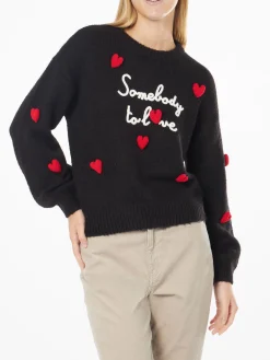 Weicher, kastenförmiger Damenpullover mit „Somebody to Love“-Stickerei und gehäkeltem Herzaufnäher