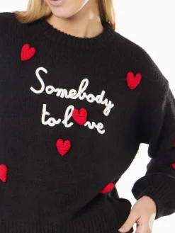 Weicher, kastenförmiger Damenpullover mit „Somebody to Love“-Stickerei und gehäkeltem Herzaufnäher