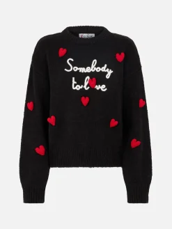 Weicher, kastenförmiger Damenpullover mit „Somebody to Love“-Stickerei und gehäkeltem Herzaufnäher
