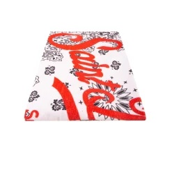Weiches Frottee-Strandtuch mit weißem Bandana-Aufdruck