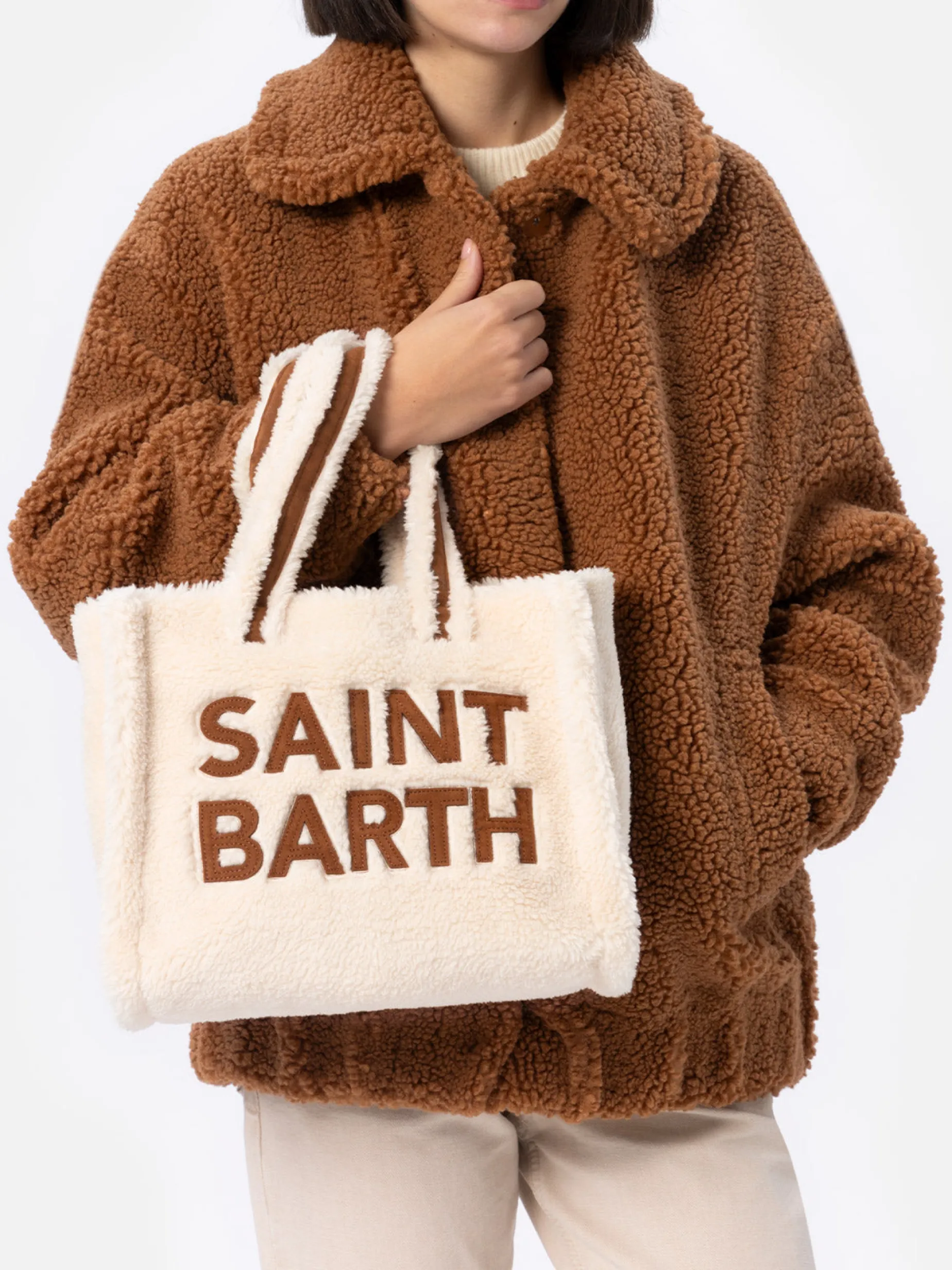 Weiße Soft Bag Small aus Teddyfell mit Saint Barth-Logo und Schultergurt