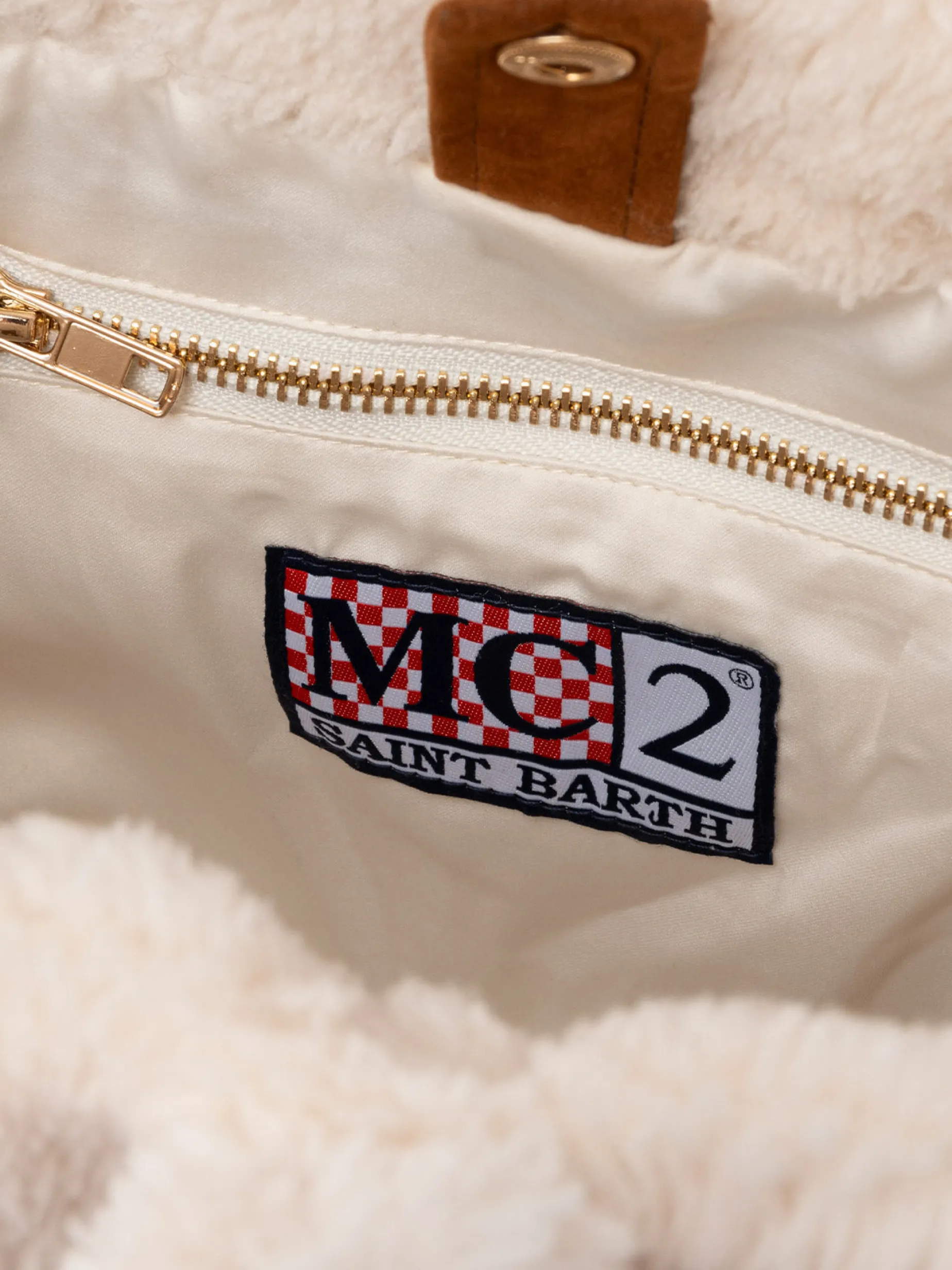 Weiße Soft Bag Small aus Teddyfell mit Saint Barth-Logo und Schultergurt