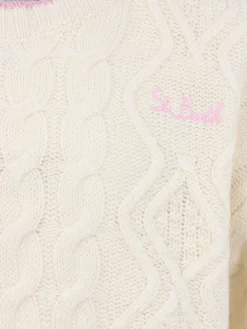 Weißer gewellter Zopfmusterpullover Gretta mit Kontrastdetails für Mädchen
